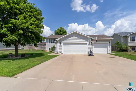1408 W Creekside Dr, Brandon, SD 57005 photo 2