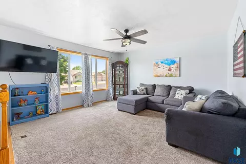 1408 W Creekside Dr, Brandon, SD 57005 photo 4