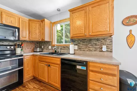 1408 W Creekside Dr, Brandon, SD 57005 photo 11