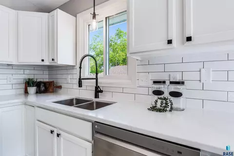 620 N Poplar Ave, Tea, SD 57064 photo 8