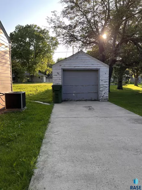 729 S Dewald St, Freeman, SD 57029 photo 28