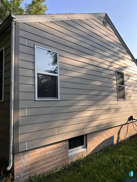 729 S Dewald St, Freeman, SD 57029 photo 2