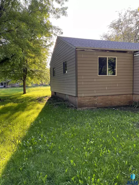 729 S Dewald St, Freeman, SD 57029 photo 3