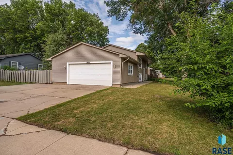 3800 E Ronning Dr E, Sioux Falls, SD 57103 photo 2