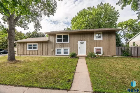 3800 E Ronning Dr E, Sioux Falls, SD 57103 photo 1