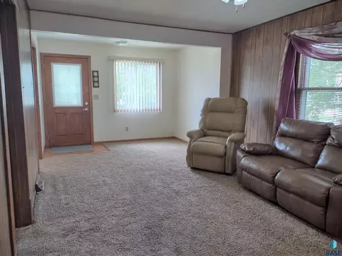 124 E 2nd Ave, Miller, SD 57362 photo 2