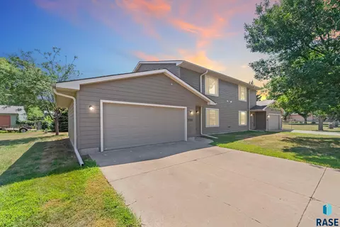 5305 W Silver Valley Dr, Sioux Falls, SD 57108