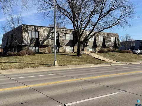2400 S 2312 2316 S Cliff Ave, Sioux Falls, SD 57105