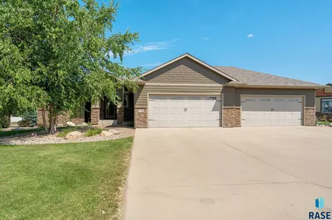 3700 E Wakefield Cir, Sioux Falls, SD 57103 photo 1