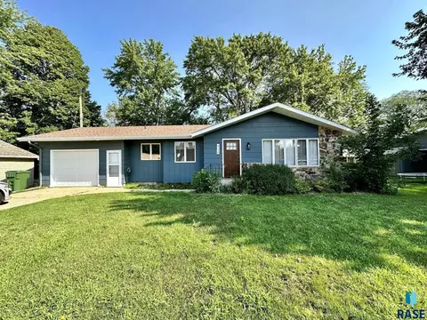 512 E 7th St, Freeman, SD 57029 photo 1