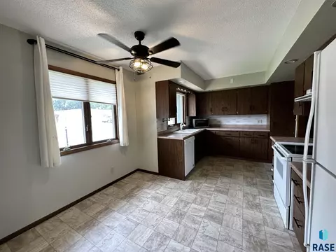 512 E 7th St, Freeman, SD 57029 photo 7