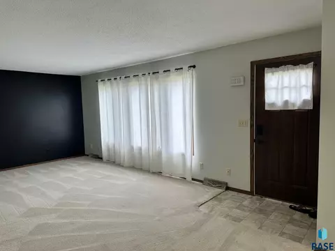 512 E 7th St, Freeman, SD 57029 photo 3