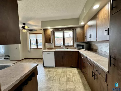 512 E 7th St, Freeman, SD 57029 photo 8