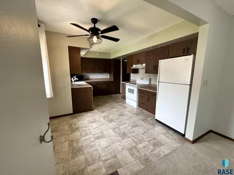 512 E 7th St, Freeman, SD 57029 photo 6