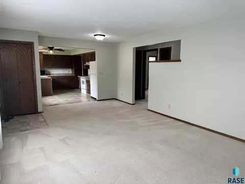 512 E 7th St, Freeman, SD 57029 photo 5