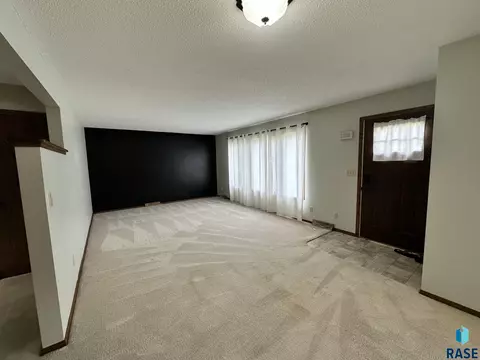 512 E 7th St, Freeman, SD 57029 photo 4