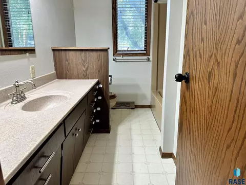 512 E 7th St, Freeman, SD 57029 photo 13