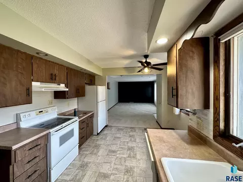 512 E 7th St, Freeman, SD 57029 photo 9