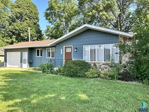 512 E 7th St, Freeman, SD 57029 photo 2
