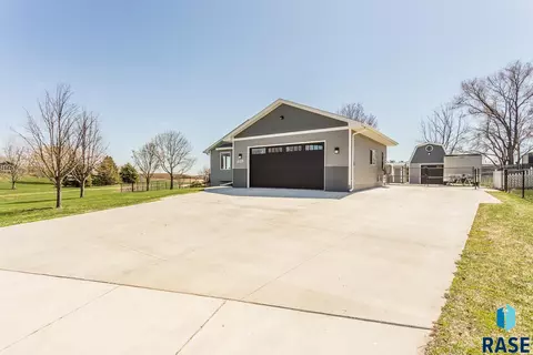 225 E 9th St, Crooks, SD 57020 photo 2