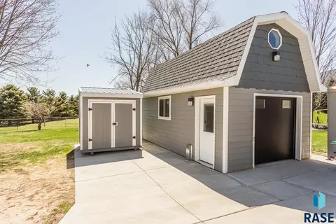 225 E 9th St, Crooks, SD 57020 photo 4