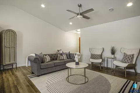 1403 S Lighthouse Pl, Sioux Falls, SD 57103 photo 5