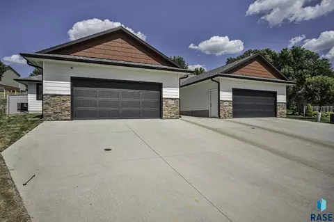 1403 S Lighthouse Pl, Sioux Falls, SD 57103 photo 1