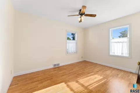 1409 E 17th St, Sioux Falls, SD 57104 photo 8