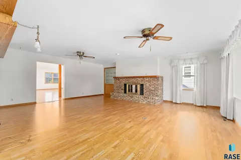 1409 E 17th St, Sioux Falls, SD 57104 photo 2
