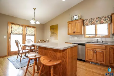 508 N Maple Ave, Brandon, SD 57005 photo 2