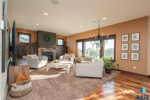 901 S 5th Ave, Brandon, SD 57005 photo 5