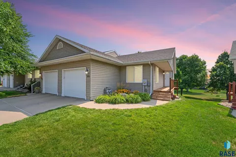 1814 S Campbell Trl, Sioux Falls, SD 57106
