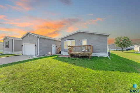 6119 S Prestwick Pl, Sioux Falls, SD 57106