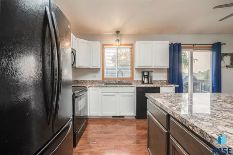 825 Atkins Dr, Tea, SD 57064 photo 2