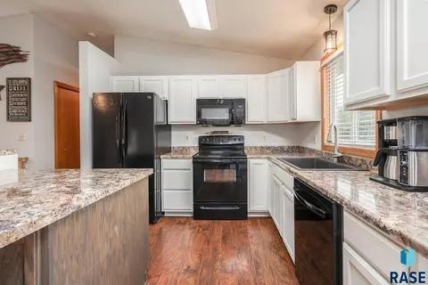 825 Atkins Dr, Tea, SD 57064 photo 3