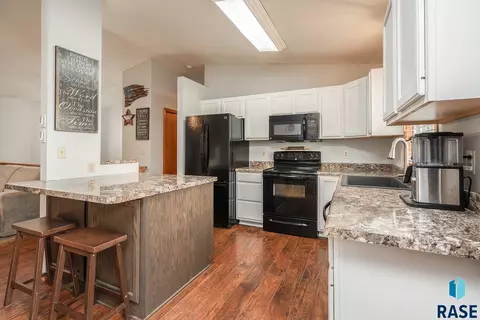 825 Atkins Dr, Tea, SD 57064 photo 4