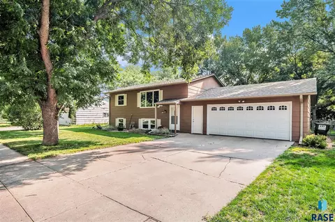 4012 S Plateau Trl, Sioux Falls, SD 57106