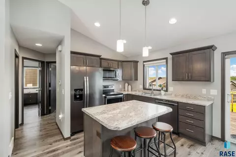 1720 E Tracy Ln, Sioux Falls, SD 57103 photo 4