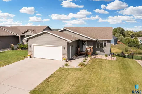 1720 E Tracy Ln, Sioux Falls, SD 57103 photo 1