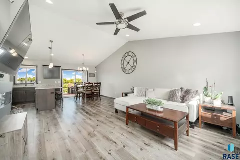 1720 E Tracy Ln, Sioux Falls, SD 57103 photo 8