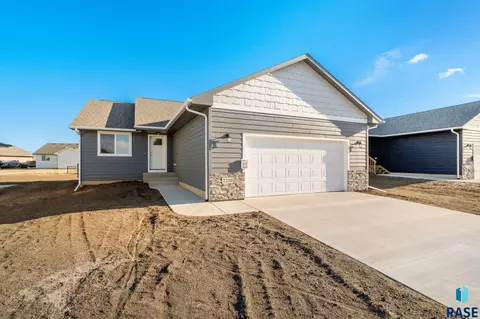 2220 S Sadie Ave, Sioux Falls, SD 57106