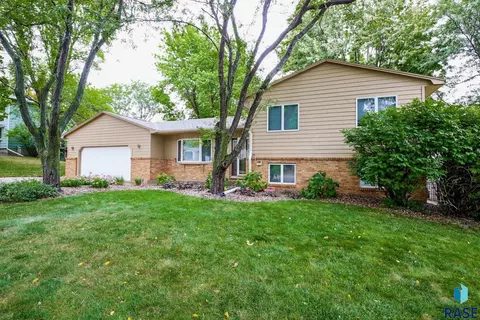 5900 W Coughran Ct, Sioux Falls, SD 57106