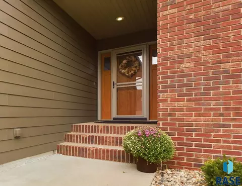 1720 S Parkview Blvd, Brandon, SD 57005 photo 2