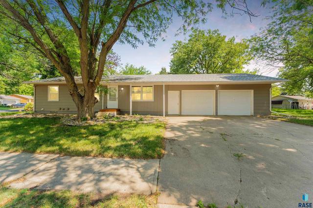 6104 W Essex Dr, Sioux Falls, SD 57106