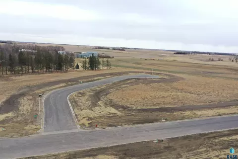 910 Harter Dr, Madison, SD 57042 photo 4