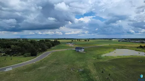 927 Harter Cir, Madison, SD 57042 photo 11