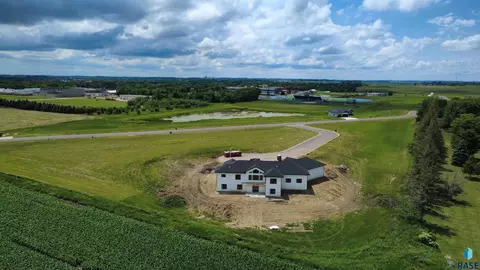 941 Harter Cir, Madison, SD 57042 photo 4