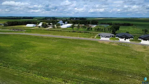 932 Harter Cir, Madison, SD 57042 photo 8