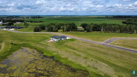 932 Harter Cir, Madison, SD 57042 photo 6