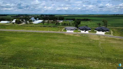 932 Harter Cir, Madison, SD 57042 photo 4